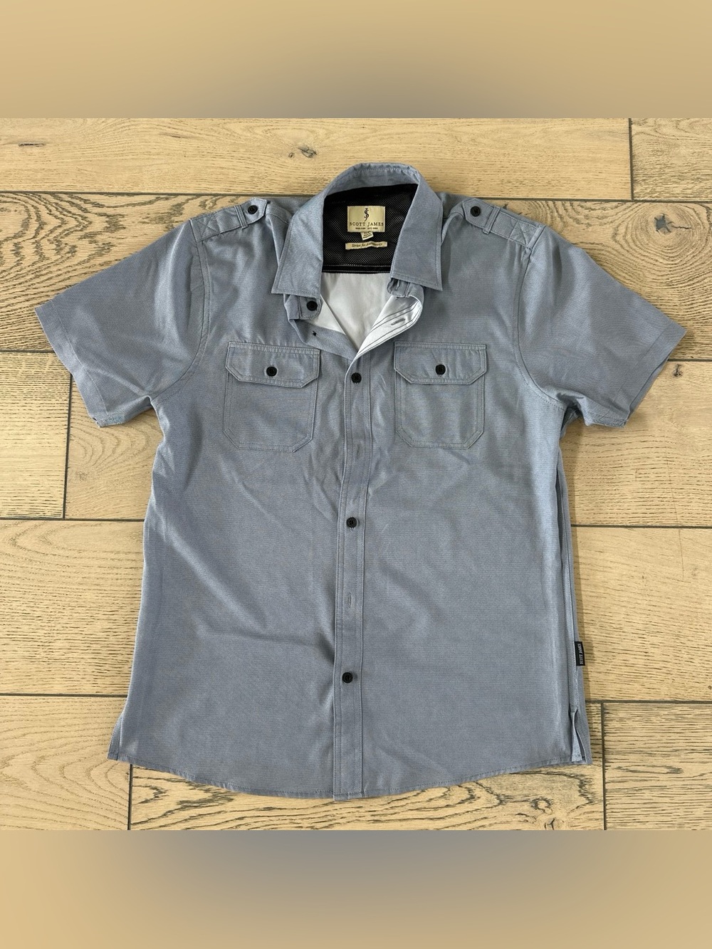 Men's Short-Sleeve Button-Up Shirt